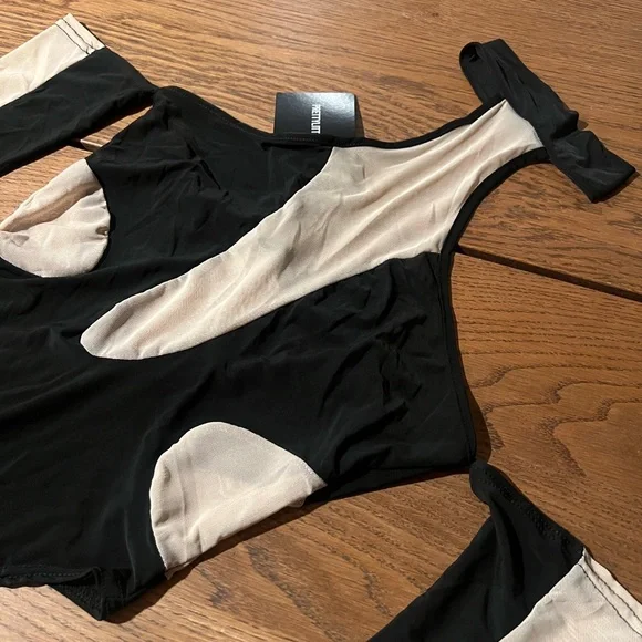 Pretty Little Thing Bodysuit - Picture 3 of 4